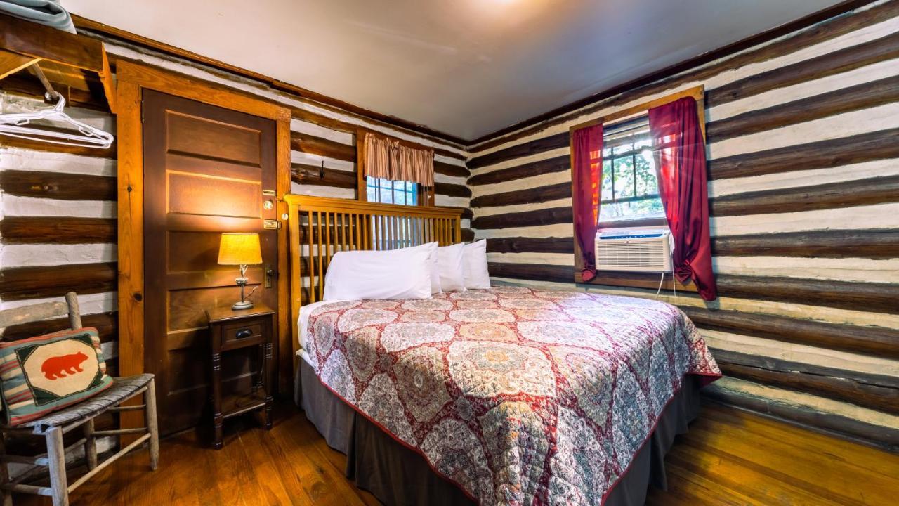 Log Cabin Motor Court Asheville Exteriör bild