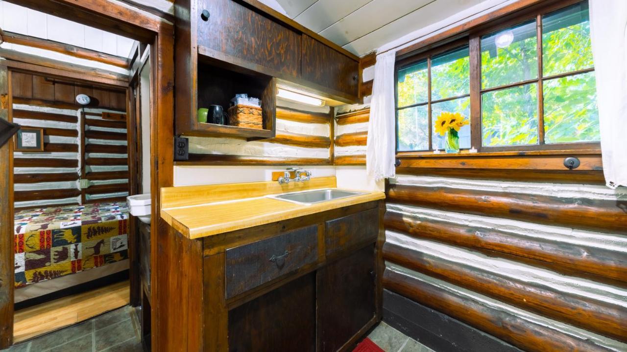 Log Cabin Motor Court Asheville Exteriör bild