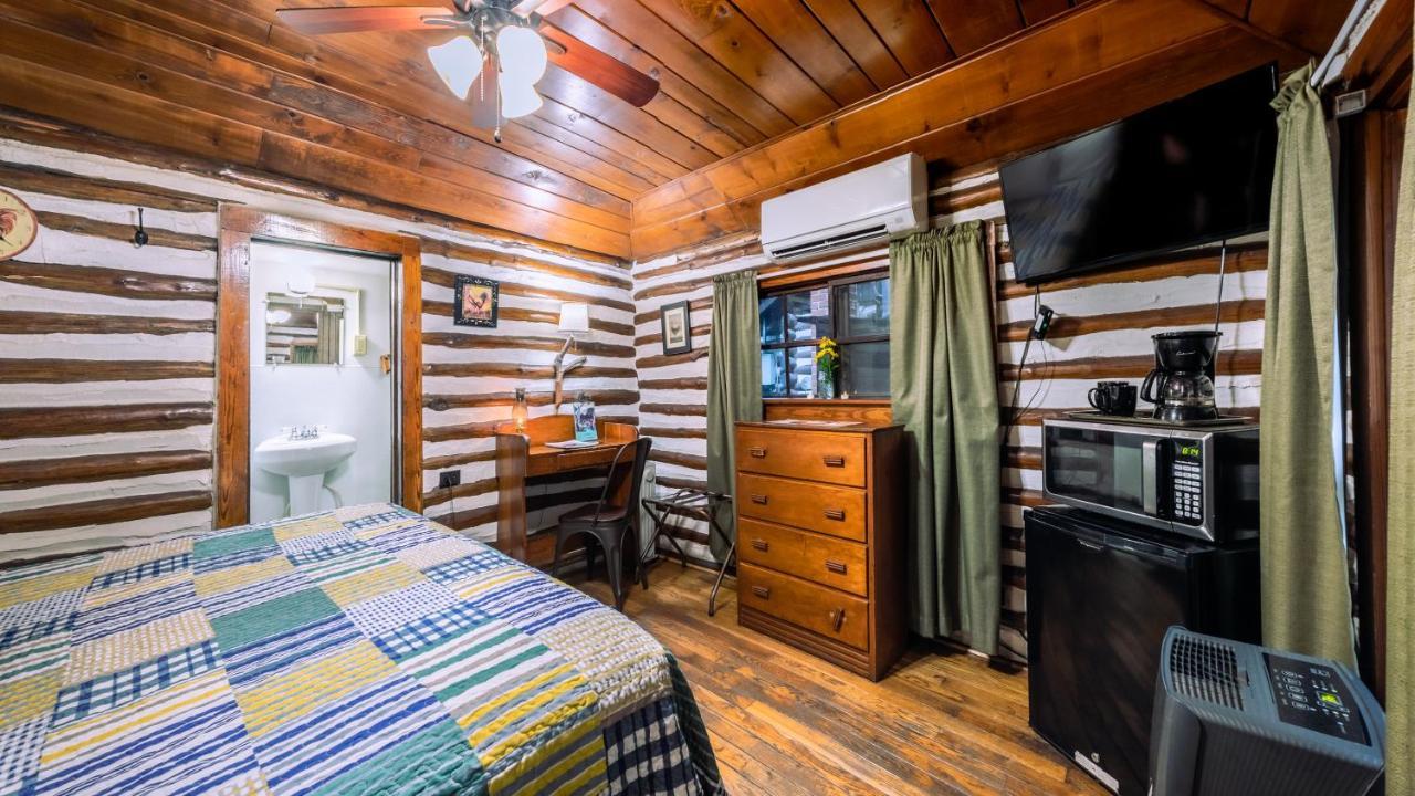 Log Cabin Motor Court Asheville Exteriör bild
