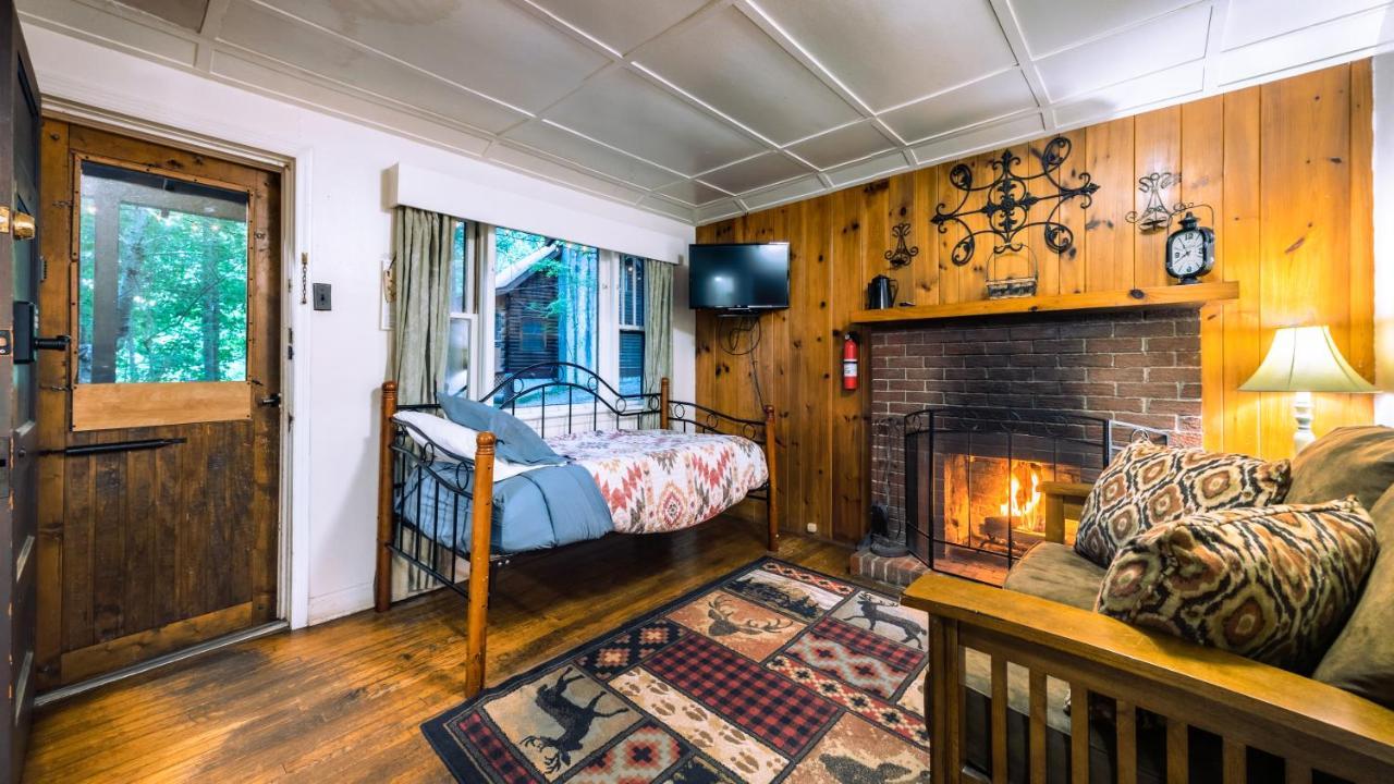 Log Cabin Motor Court Asheville Exteriör bild