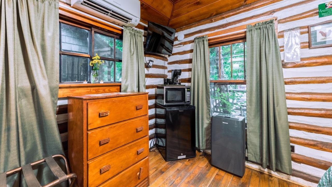 Log Cabin Motor Court Asheville Exteriör bild