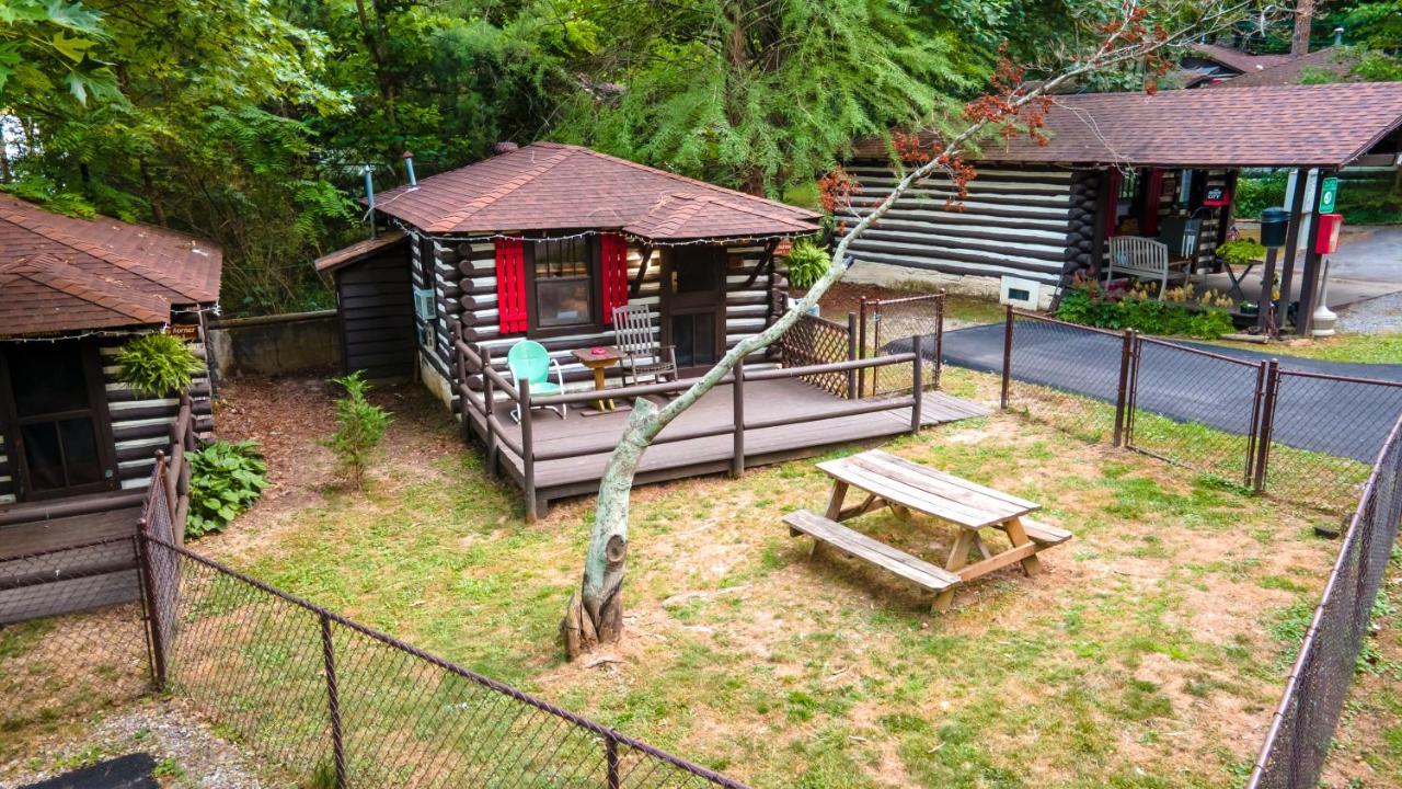 Log Cabin Motor Court Asheville Exteriör bild