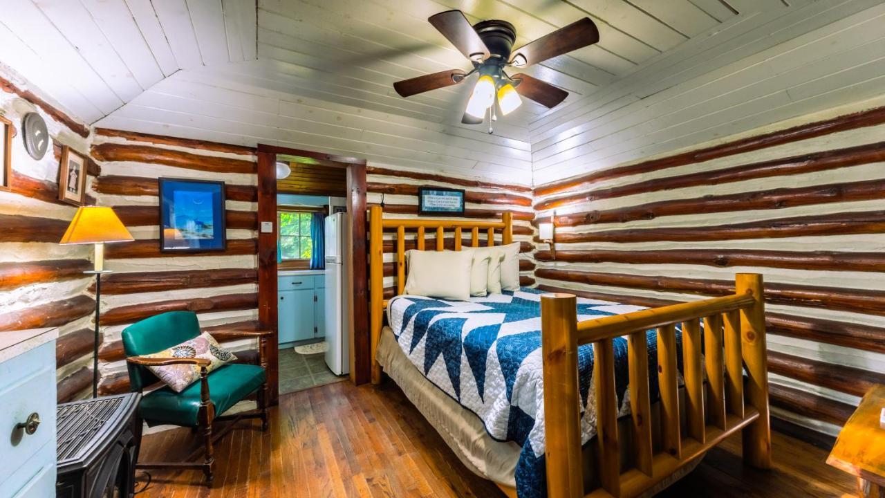 Log Cabin Motor Court Asheville Exteriör bild