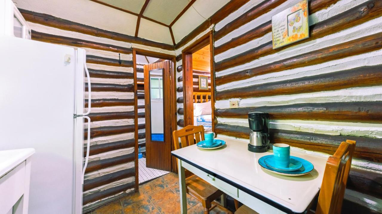 Log Cabin Motor Court Asheville Exteriör bild