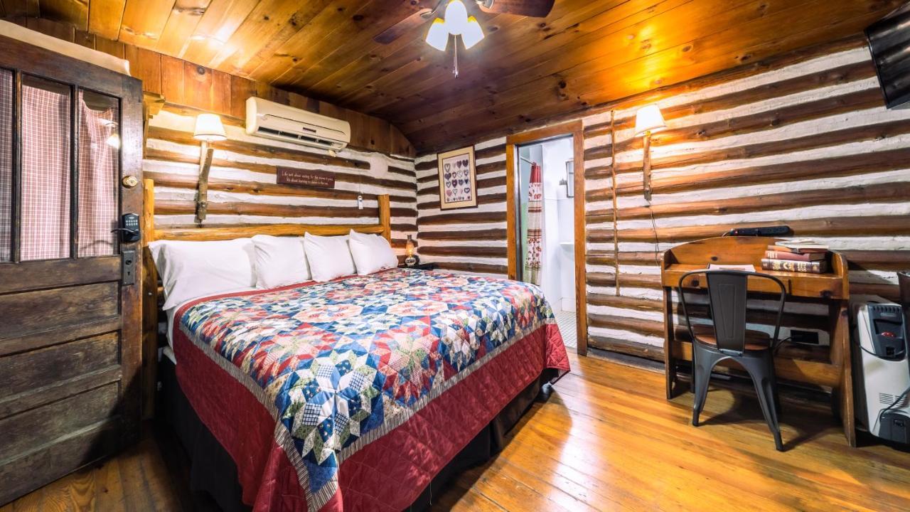 Log Cabin Motor Court Asheville Exteriör bild